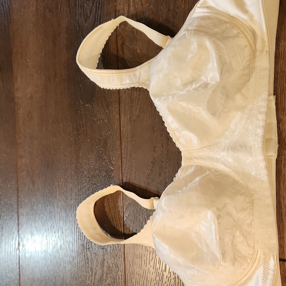 Playtex 18 Hour Ultimate Lift And Support Wire Free Bra 36B Ivory